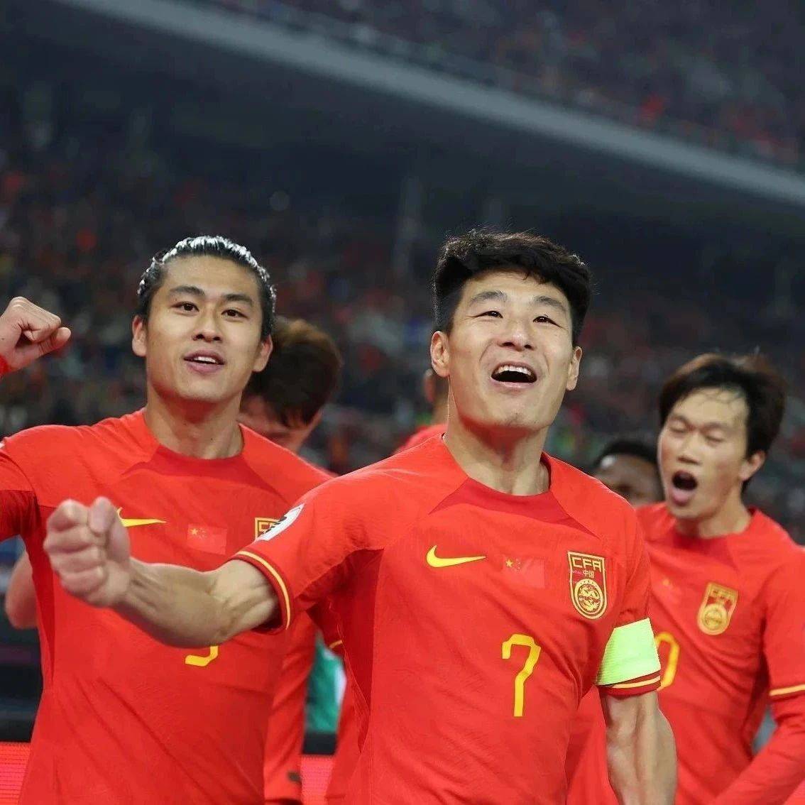 包含国足前锋炸裂进攻，重创对手的词条