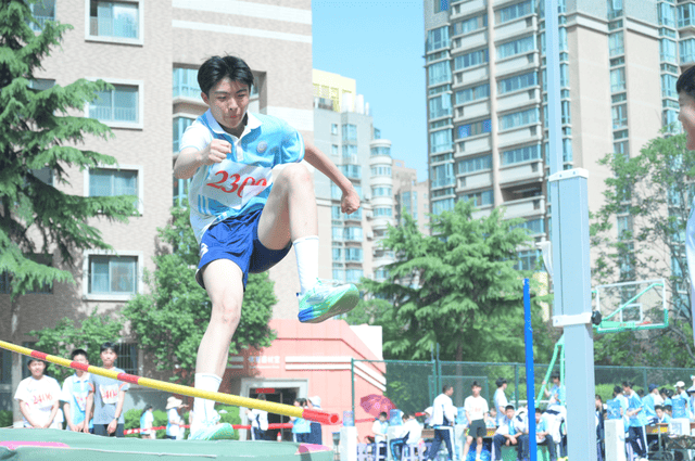 关于体育赛事热烈角逐，幕后工作默默付出的信息
